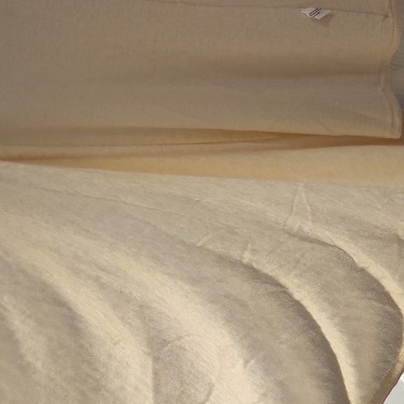 Club Monaco ligth weight cashmere  long sleeve round collar off white size xs - Picture 3 of 5